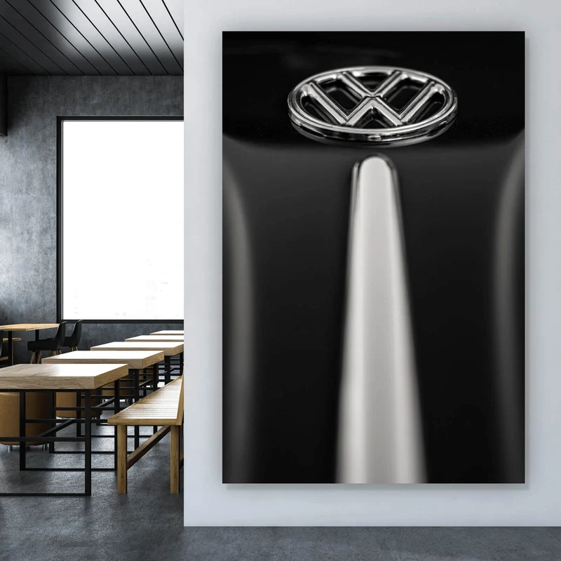 Poster Glänzendes Emblem auf schwarzem Autolack Hochformat