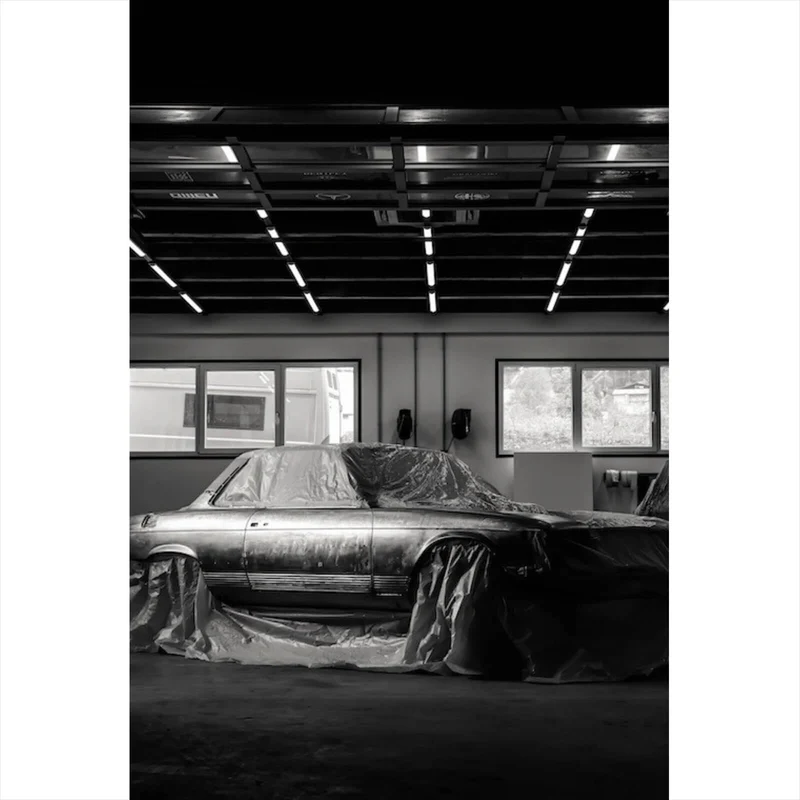 Spannrahmenbild Klassischer Sportwagen in Werkstatt unter Abdeckung Hochformat