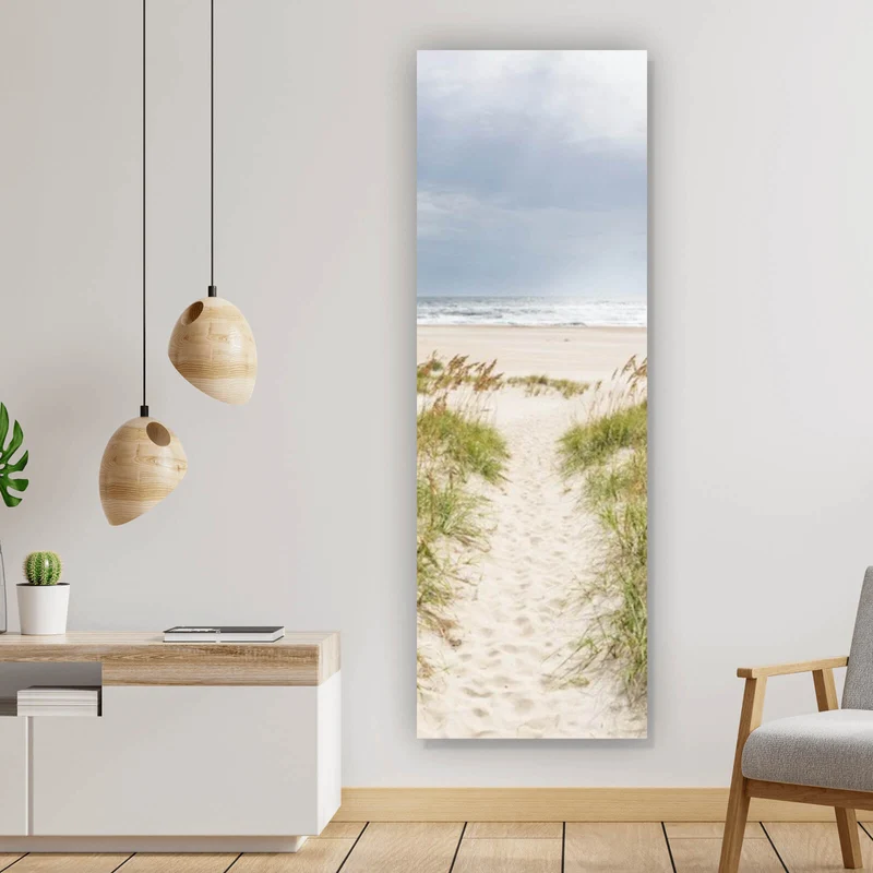 Aluminiumbild Strandweg zwischen Dünen unter wolkigem Himmel Panorama Hoch