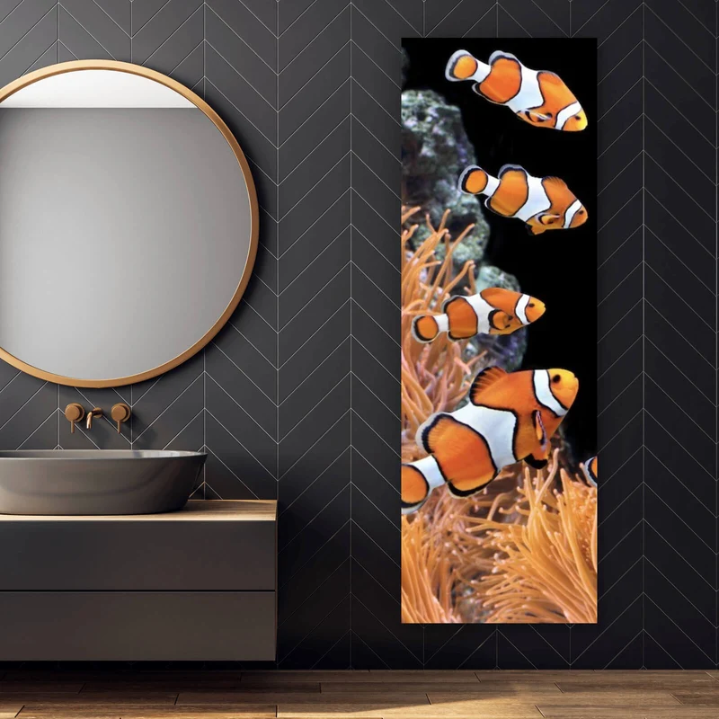 Leinwandbild Clownfische schwimmen im lebendigen Korallenriff Panorama Hoch