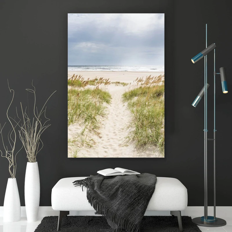 Aluminiumbild gebürstet Strandweg zwischen Dünen unter wolkigem Himmel Hochformat