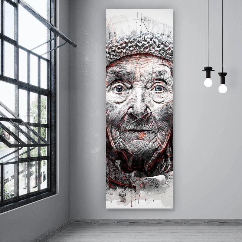 Aluminiumbild gebürstet Ausdrucksstarkes Porträt einer älteren Frau künstlerisch gestaltet Panorama Hoch