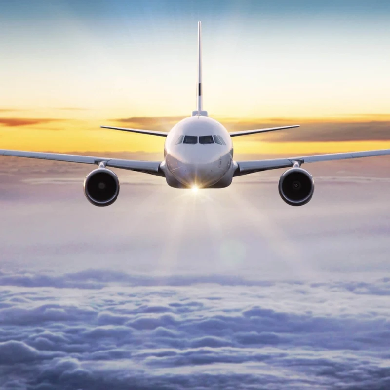Leinwandbild Flugzeug fliegt über den Wolken Quadrat