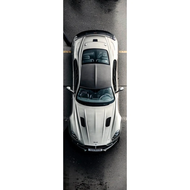 Poster Elegantes Auto auf Brücke mit Wasser im Hintergrund Panorama Hoch