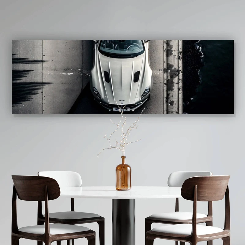 Spannrahmenbild Elegantes Auto auf Brücke mit Wasser im Hintergrund Panorama