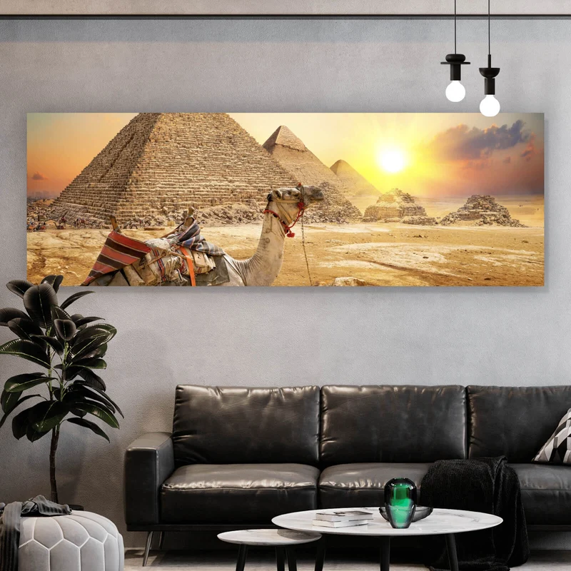 Spannrahmenbild Sonnenuntergang über Pyramiden mit ruhendem Kamel Panorama
