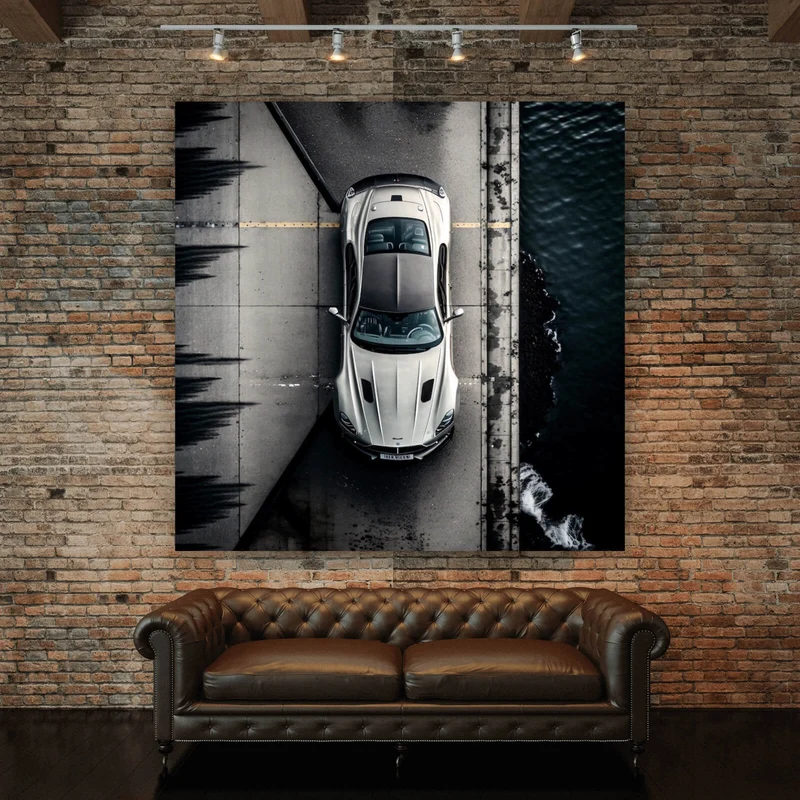 Aluminiumbild Elegantes Auto auf Brücke mit Wasser im Hintergrund Quadrat