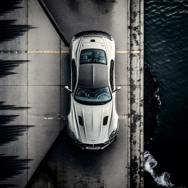 Leinwandbild Elegantes Auto auf Brücke mit Wasser im Hintergrund Quadrat