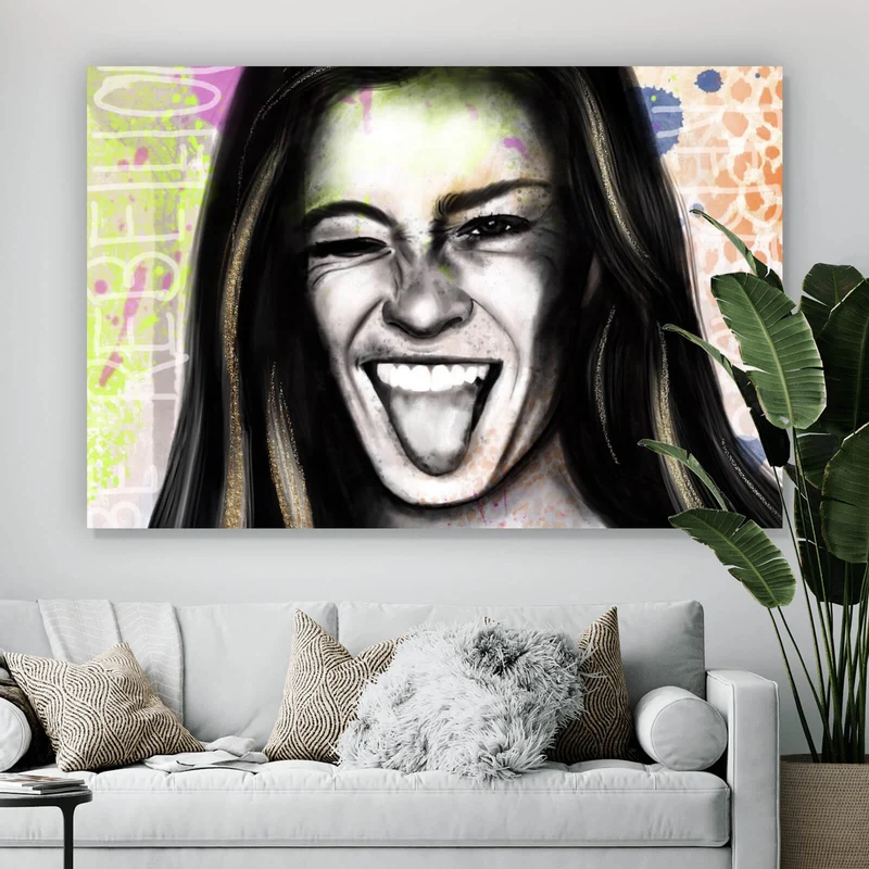 Acrylglasbild Junge Frau zeigt rebellische Geste Querformat