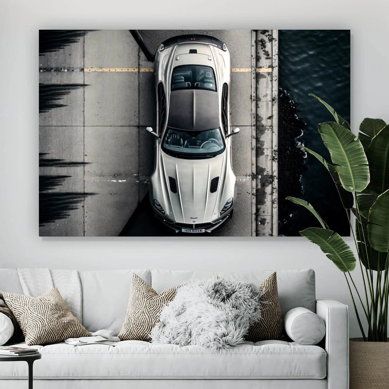 Acrylglasbild Elegantes Auto auf Brücke mit Wasser im Hintergrund Querformat