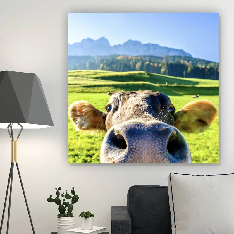 Acrylglasbild Neugierige Kuh auf grüner Wiese vor Berglandschaft Quadrat
