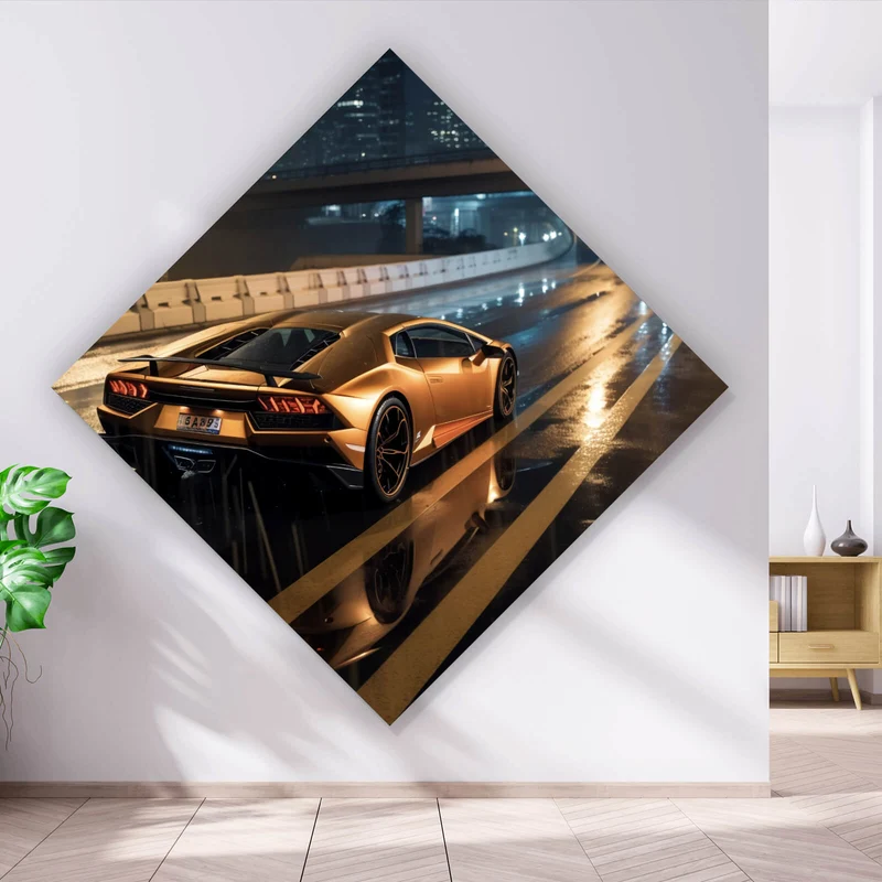 Spannrahmenbild Goldener Sportwagen auf nasser Straße bei Nacht Raute