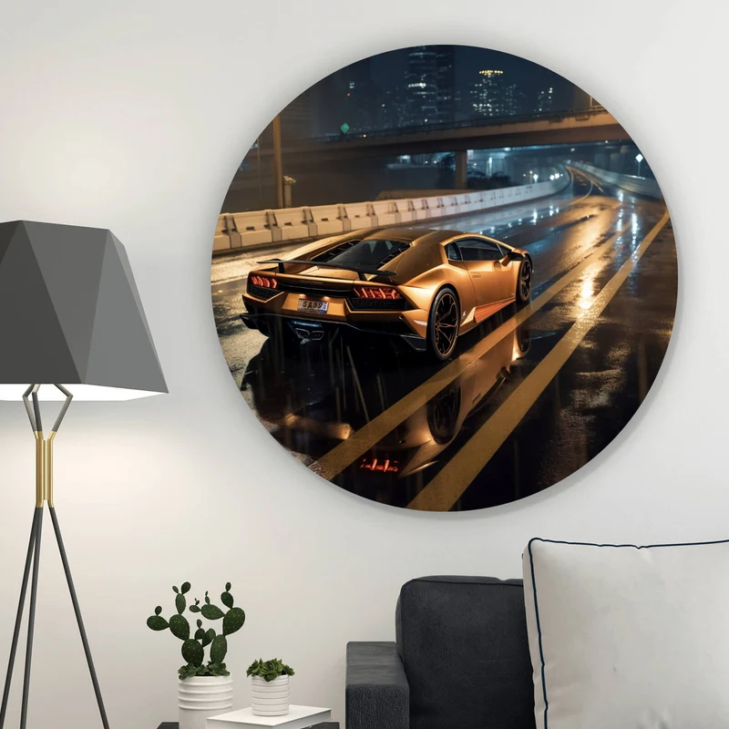 Aluminiumbild gebürstet Goldener Sportwagen auf nasser Straße bei Nacht Kreis