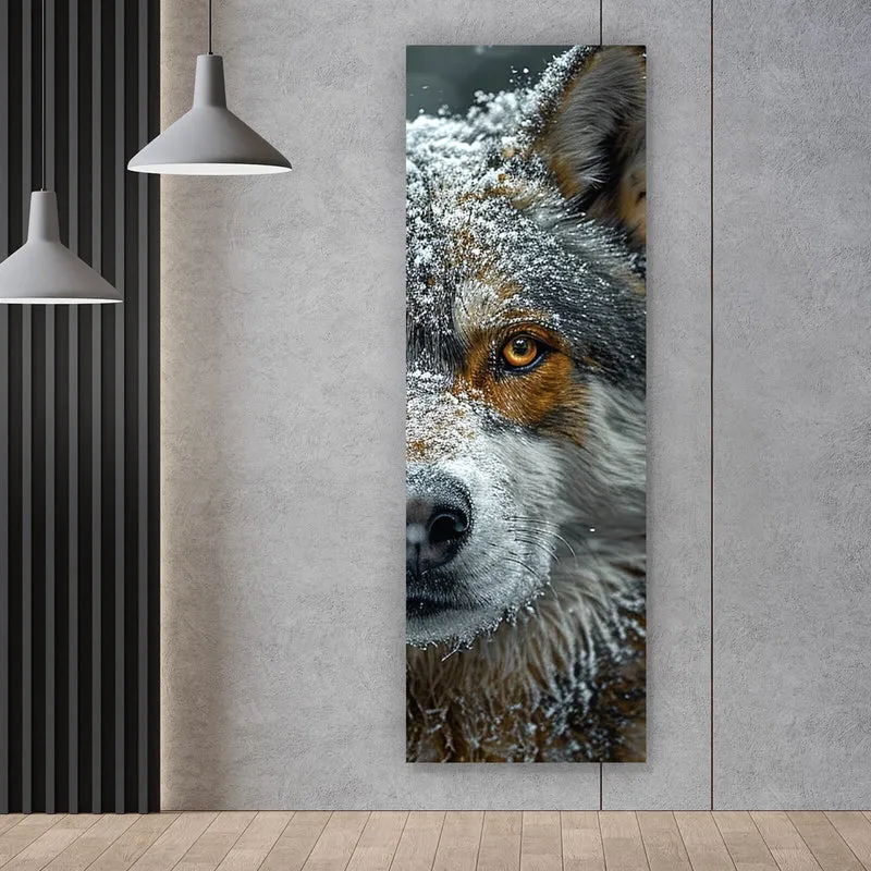 Poster Schnee bedeckter Wolf mit intensiven Augen Panorama Hoch