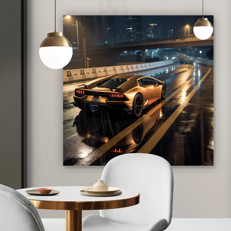 Acrylglasbild Goldener Sportwagen auf nasser Straße bei Nacht Quadrat