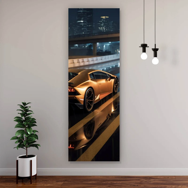 Aluminiumbild Goldener Sportwagen auf nasser Straße bei Nacht Panorama Hoch