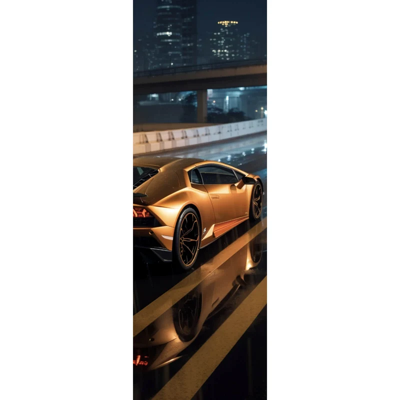 Aluminiumbild Goldener Sportwagen auf nasser Straße bei Nacht Panorama Hoch