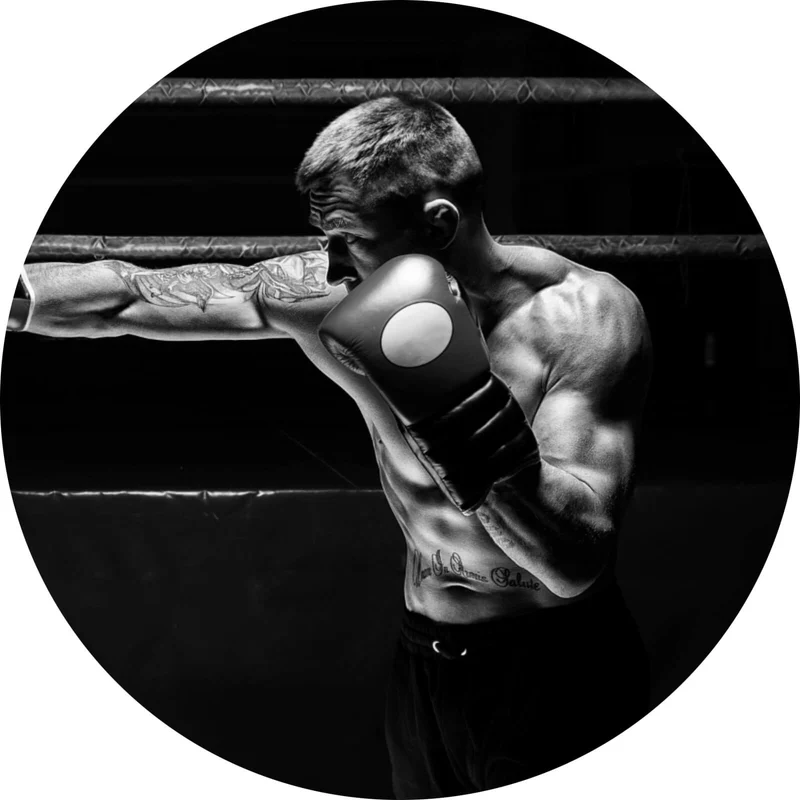 Aluminiumbild Boxer im Training Schwarz Weiß Kreis