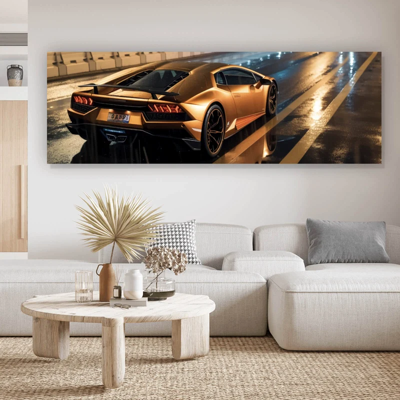 Poster Goldener Sportwagen auf nasser Straße bei Nacht Panorama