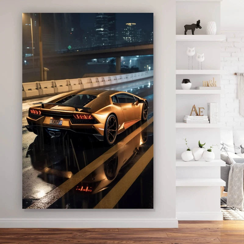 Poster Goldener Sportwagen auf nasser Straße bei Nacht Hochformat