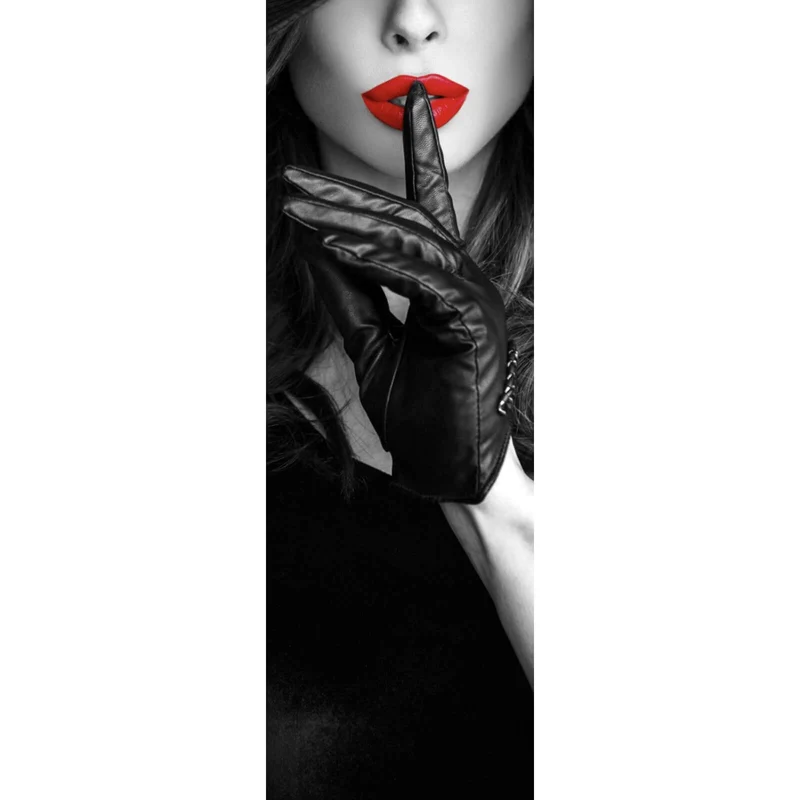 Aluminiumbild Geheimnisvolle Frau mit rotem Lippenstift und Hut Panorama Hoch