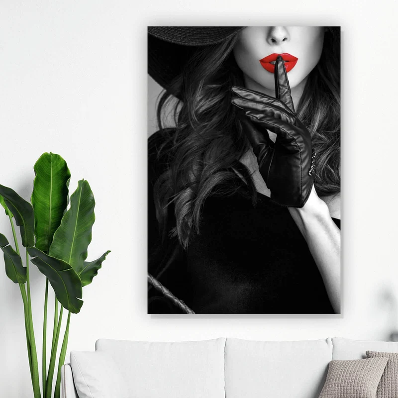 Aluminiumbild gebürstet Geheimnisvolle Frau mit rotem Lippenstift und Hut Hochformat