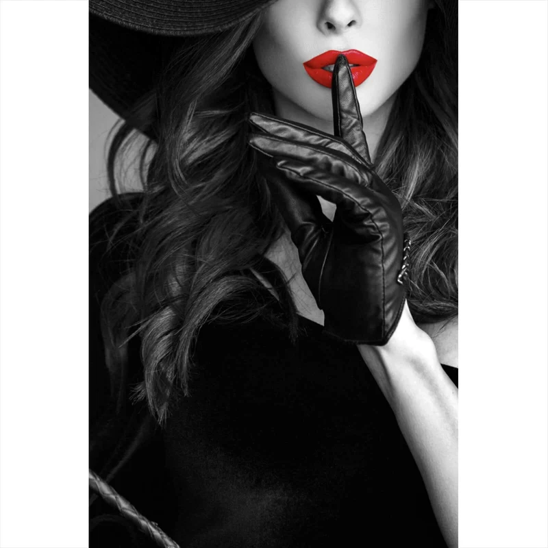 Poster Geheimnisvolle Frau mit rotem Lippenstift und Hut Hochformat