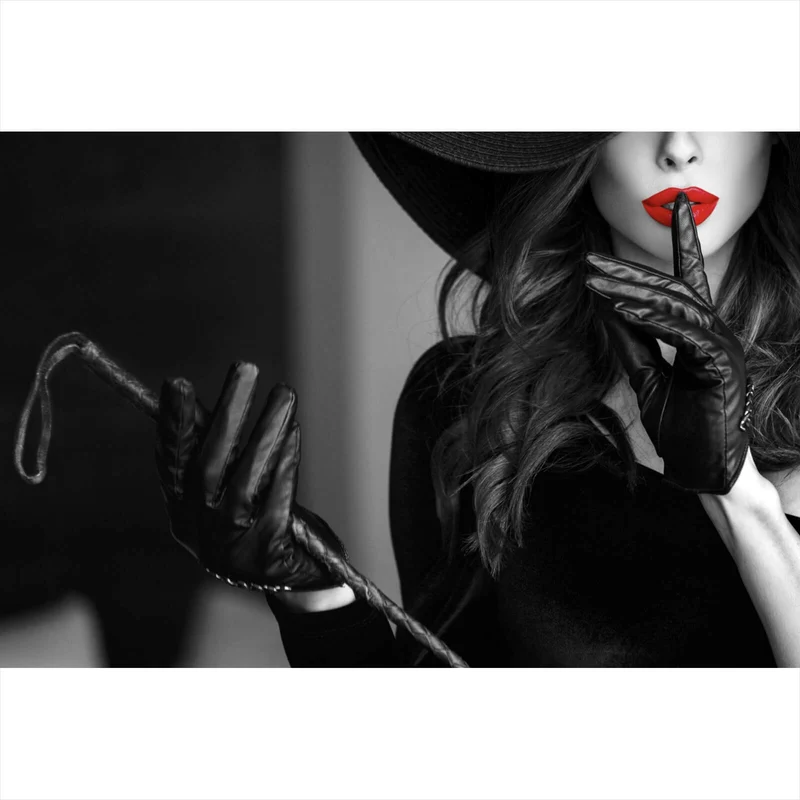 Spannrahmenbild Geheimnisvolle Frau mit rotem Lippenstift und Hut Querformat