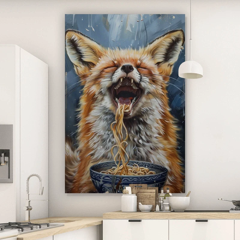 Poster Fuchs genießt lachend eine Schüssel mit Nudeln Hochformat
