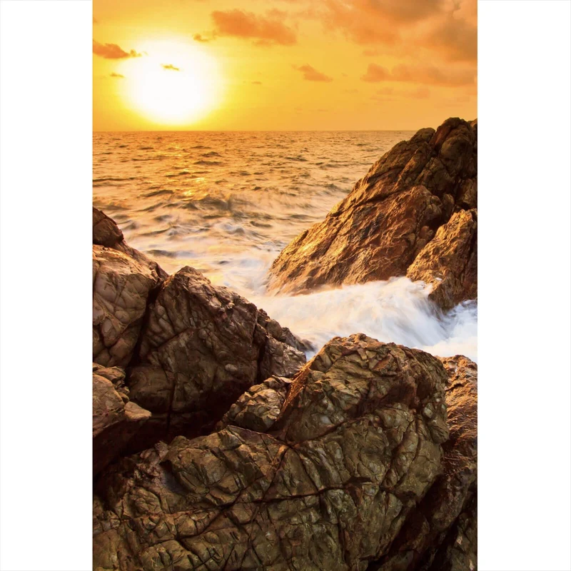 Aluminiumbild Sonnenuntergang über felsiger Küstenlandschaft Hochformat
