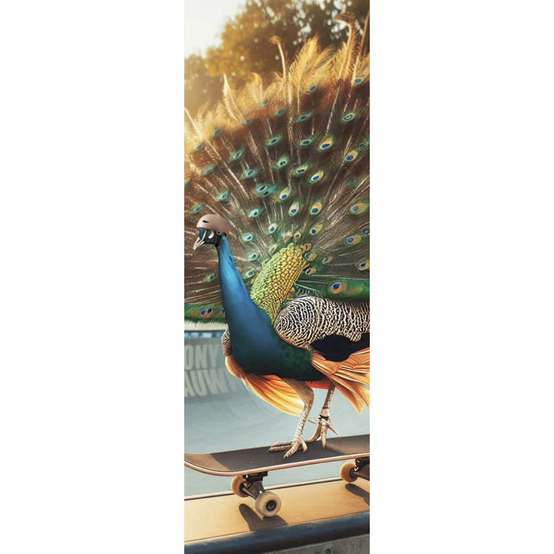 Spannrahmenbild Pfau auf Skateboard mit prächtigen Federn Panorama Hoch