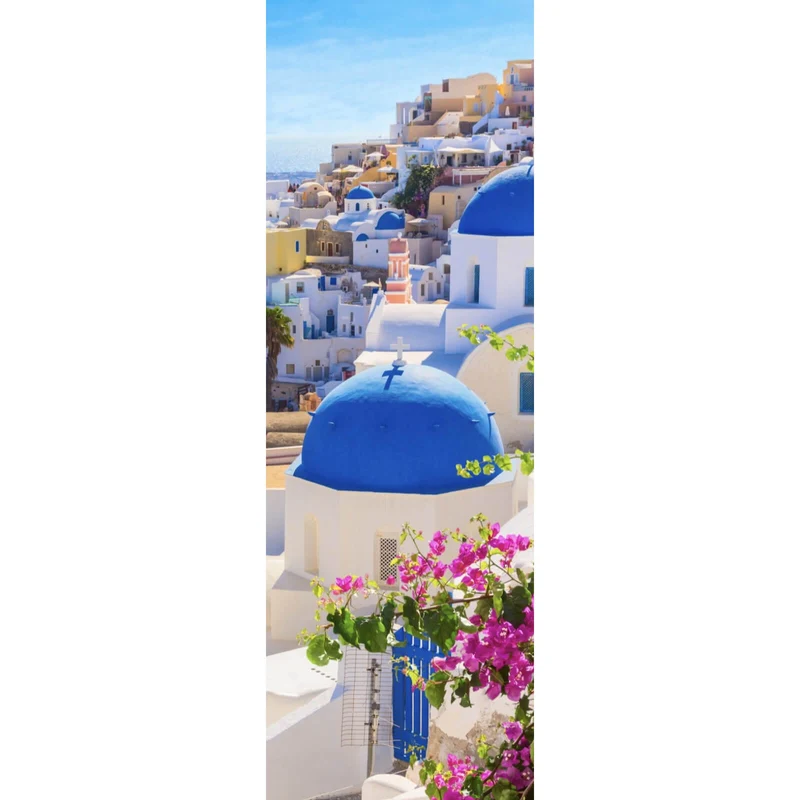 Poster Malerische Küstenstadt mit blauen Kuppeln und Blumen Panorama Hoch