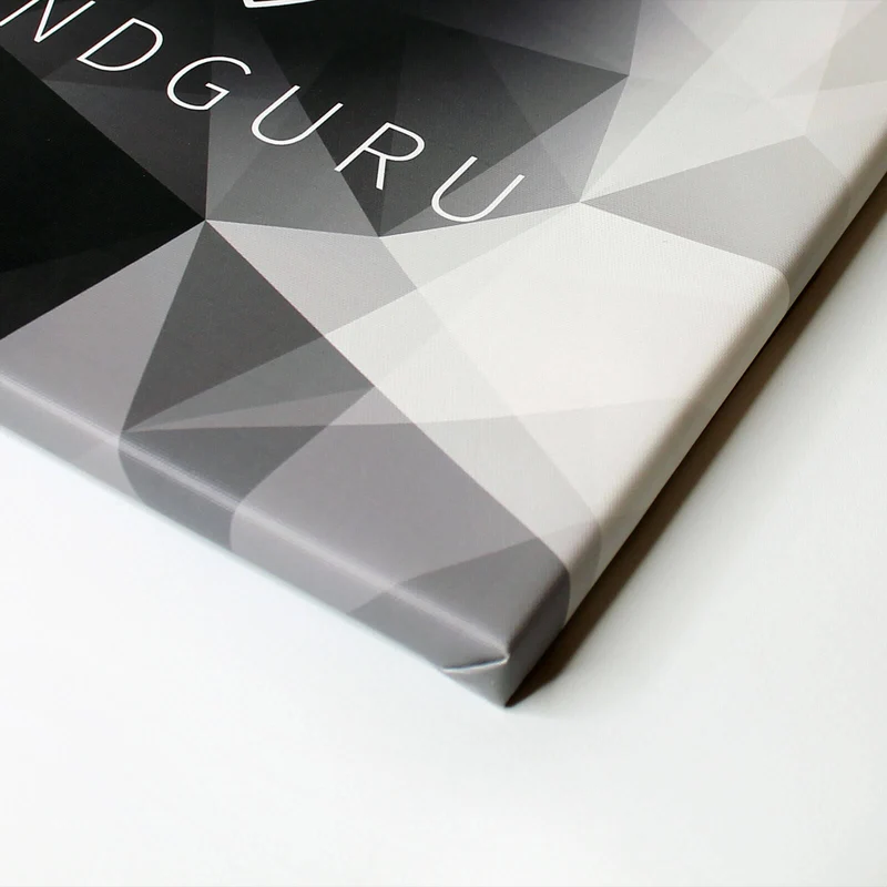 Leinwandbild Zwei bunte Fische im klaren Wasser Hochformat