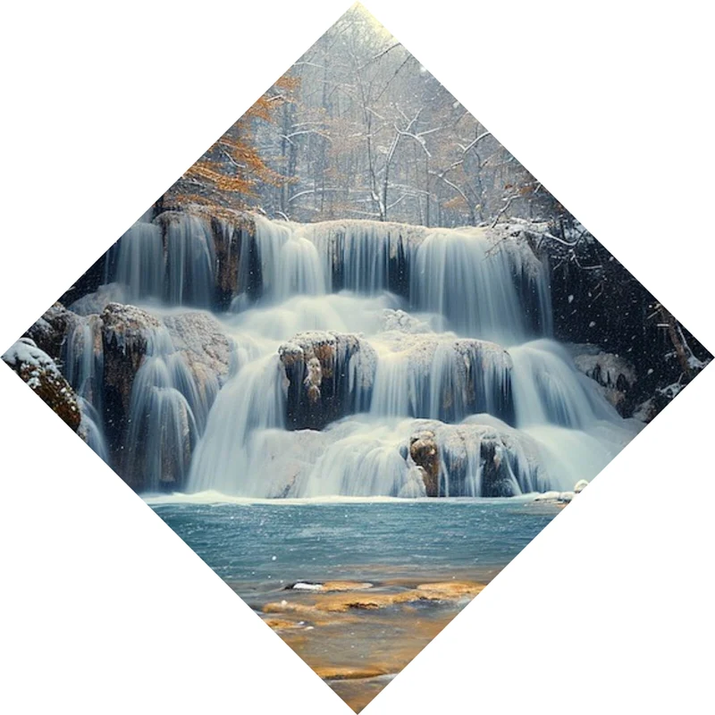Spannrahmenbild Winterlicher Wasserfall in verschneiter Waldlandschaft Raute
