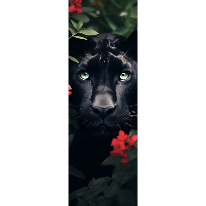 Poster Schwarzer Panther hinter roten Blüten Panorama Hoch