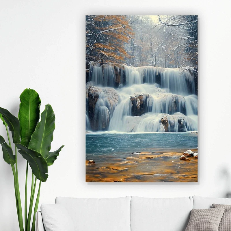 Aluminiumbild gebürstet Winterlicher Wasserfall in verschneiter Waldlandschaft Hochformat