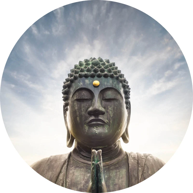 Aluminiumbild gebürstet Majestätische Buddha-Statue vor strahlendem Himmel Kreis