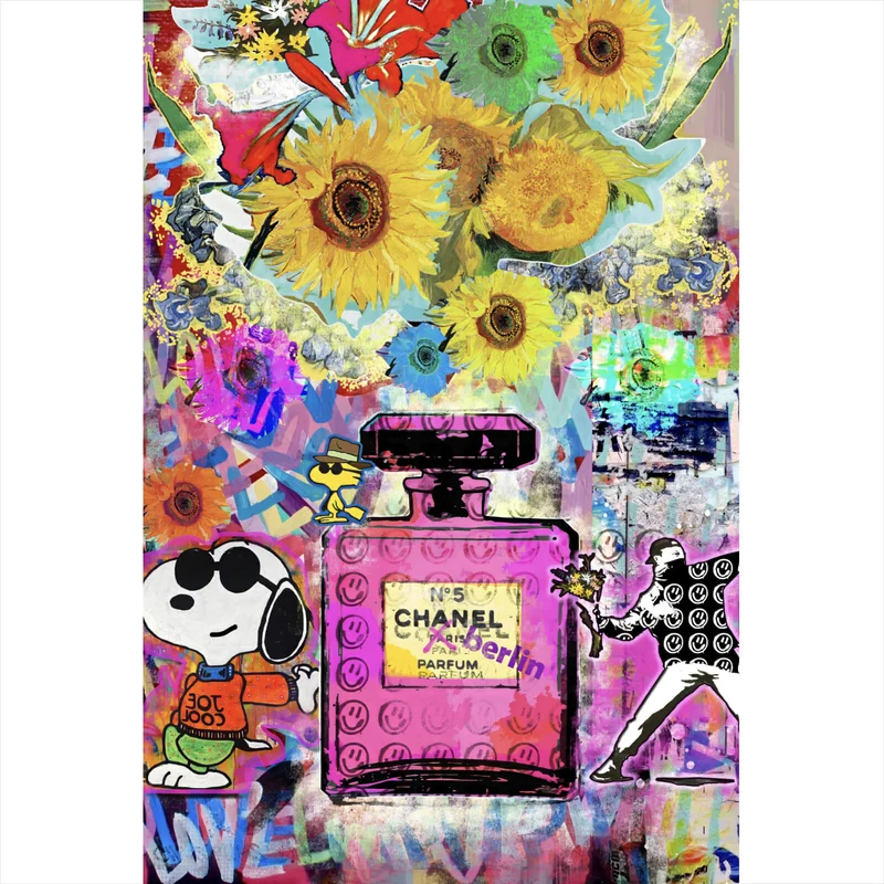 Poster Abstrakte Collage mit Parfumflasche Hochformat