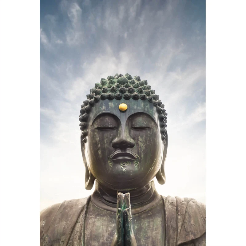 Acrylglasbild Majestätische Buddha-Statue vor strahlendem Himmel Hochformat