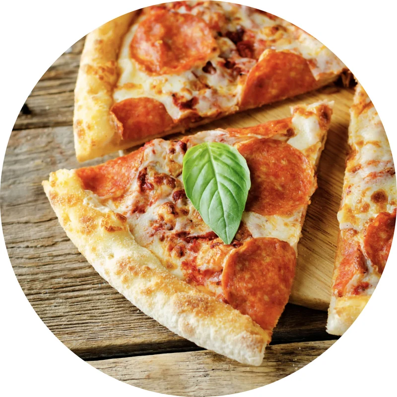 Aluminiumbild Appetitliche Pizza auf Holz Kreis