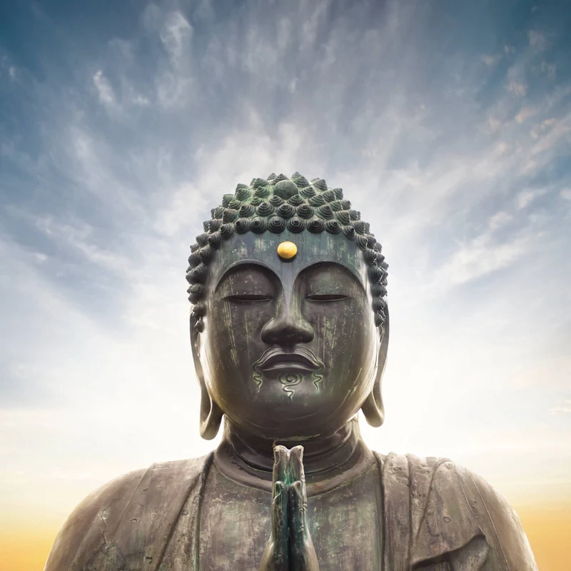 Leinwandbild Majestätische Buddha-Statue vor strahlendem Himmel Quadrat