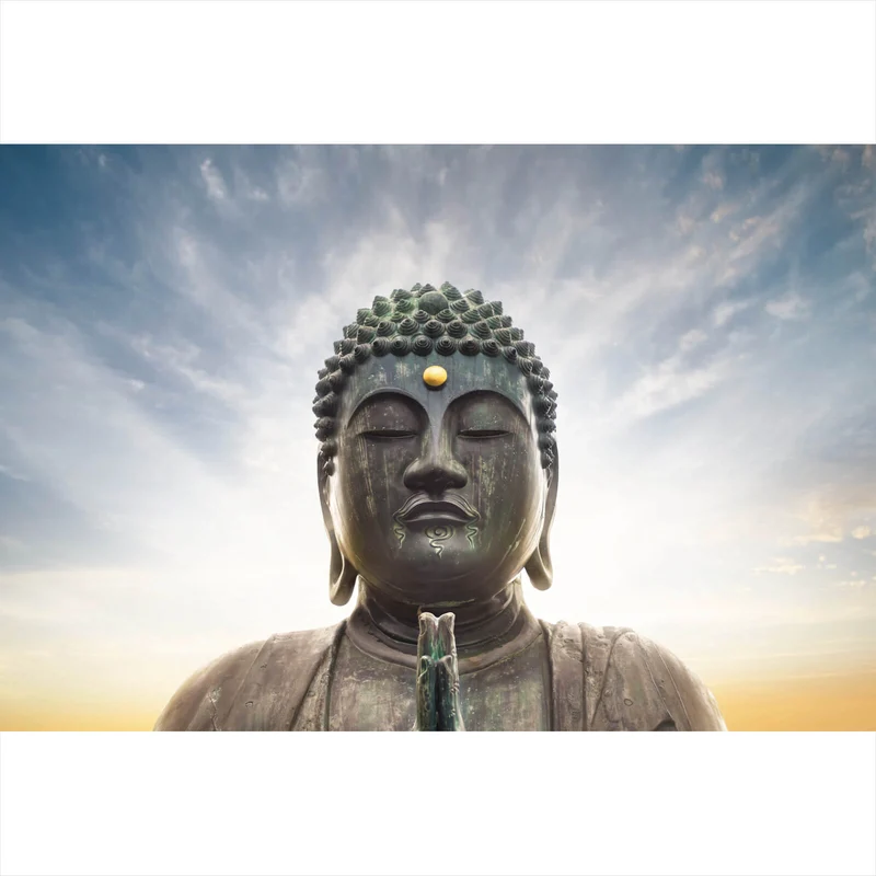 Aluminiumbild Majestätische Buddha-Statue vor strahlendem Himmel Querformat