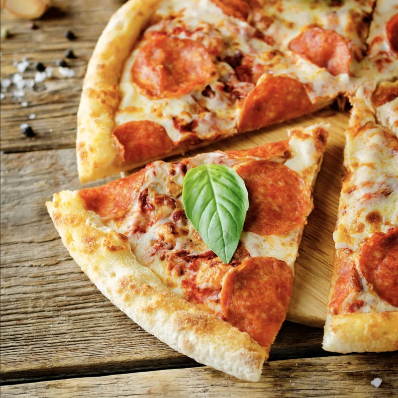 Aluminiumbild Appetitliche Pizza auf Holz Quadrat