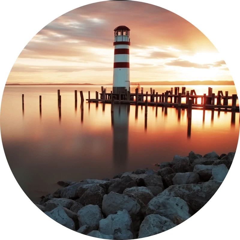 Aluminiumbild gebürstet Leuchtturm am Meer in der Abenddämmerung Kreis