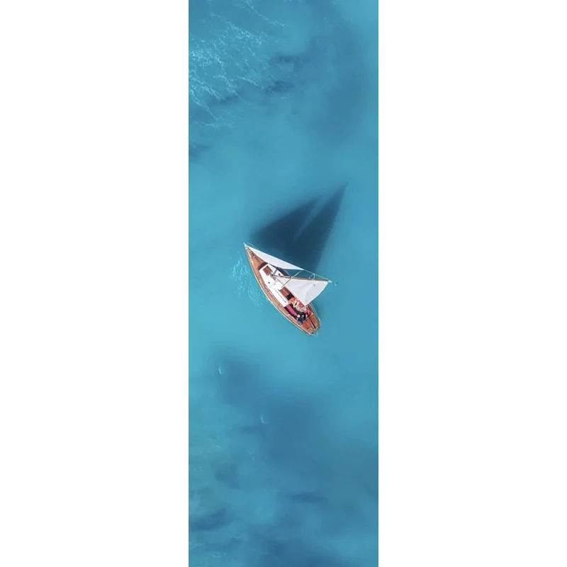 Poster Luftaufnahme eines Segelbootes im Meer Panorama Hoch