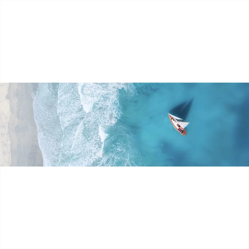 Leinwandbild Luftaufnahme eines Segelbootes im Meer Panorama