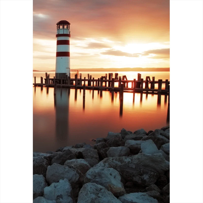 Aluminiumbild Leuchtturm am Meer in der Abenddämmerung Hochformat