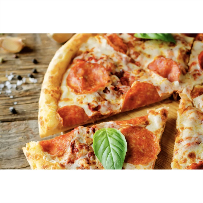 Leinwandbild Appetitliche Pizza auf Holz Querformat