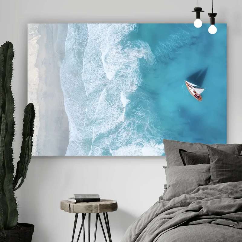 Poster Luftaufnahme eines Segelbootes im Meer Querformat