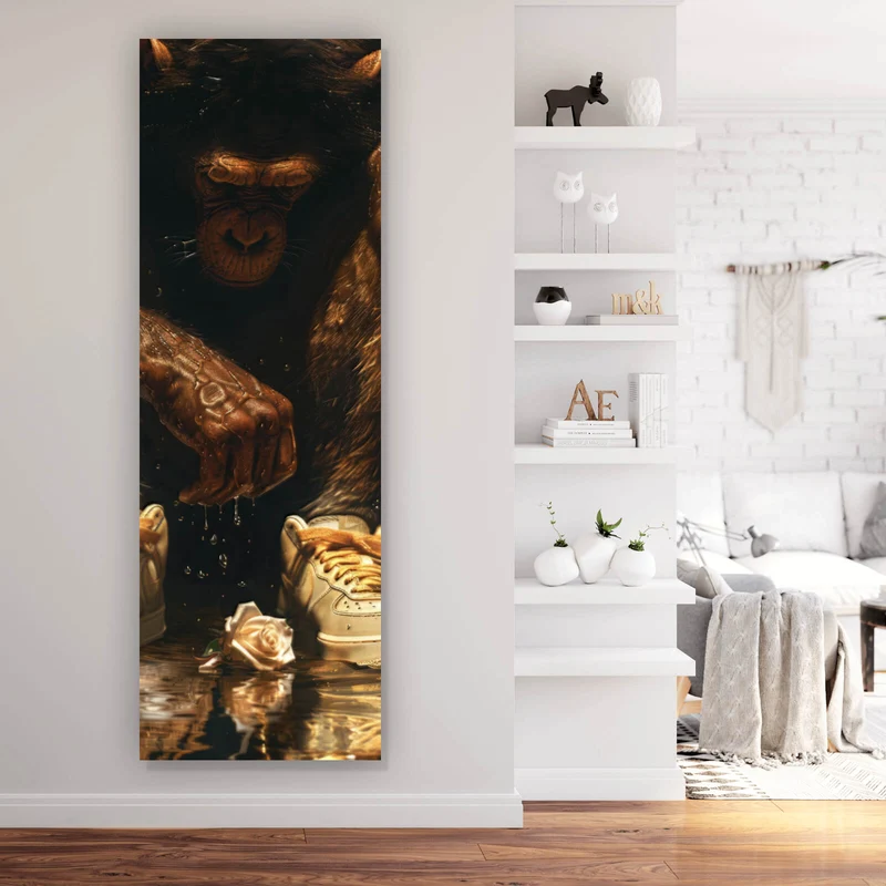 Spannrahmenbild Muskulärer Affe mit goldenen Sneaker Panorama Hoch